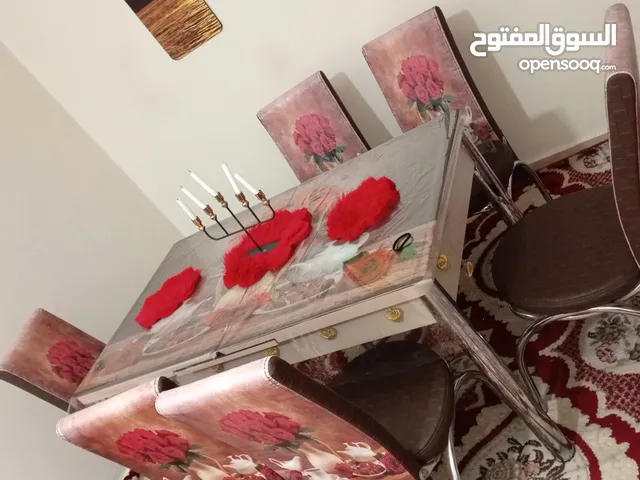 طاولة طعام استعمال خفيف نظيف شبه جديد