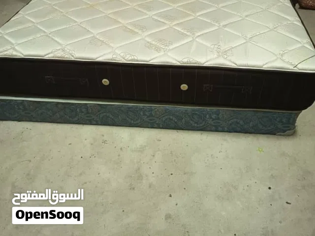 ماكينة خياط ومرتبة طيبة