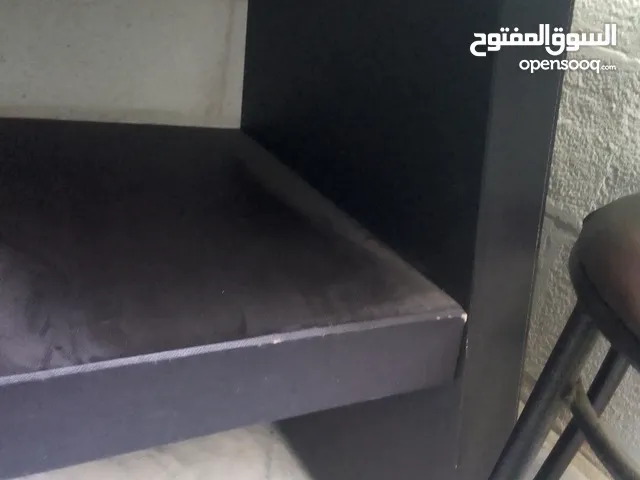 طاوله خشب كبيره رجلين ملبسه جلد معا 4كر اسي حديد الطاوله بتوسع 6كرراسي