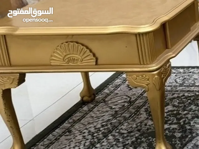 عدد 2 طاولات لون ذهبي بحالة ممتازة