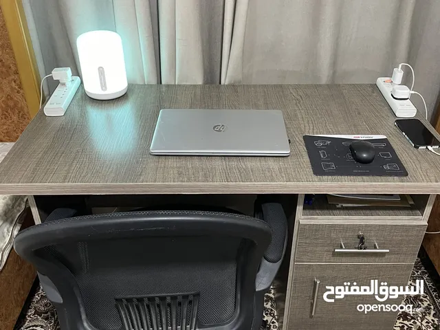 مكتب دراسي مع كرسي متحرك