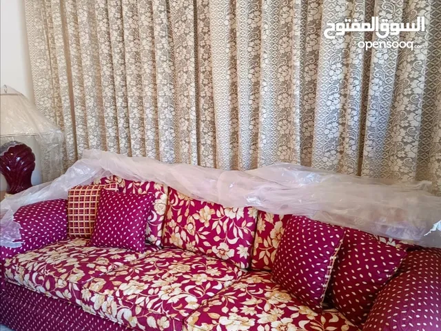 طقم صالون يتكون من 7 مقاعد وطاولة وسط وطربيزة عدد2 بحالة ممتازة