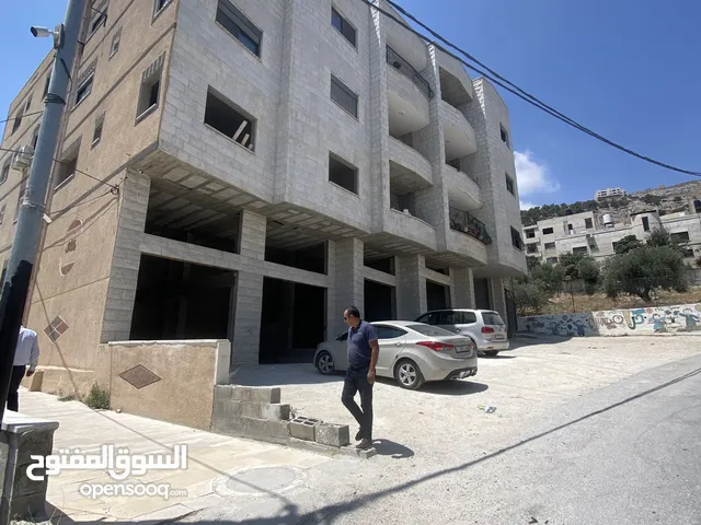 شقق عظم للبيع ومحلات تجاريه على شارع القدس نابلس قريب من بطاريات الشكعة