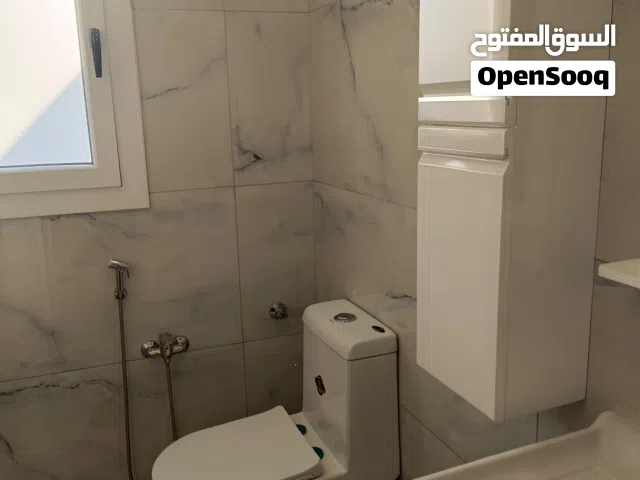 محل فيه 2سرانتيات وفيه اثنين شقق في الدور الثاني