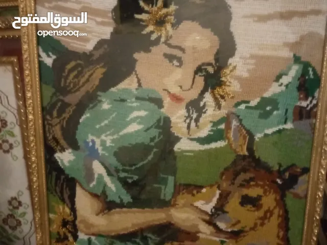 لوحات رسم زيتي.. وتطريز