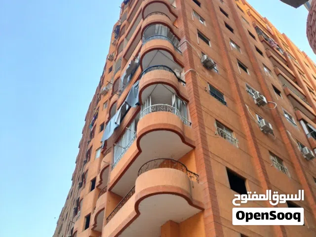 شقة للبيع دور أرضي مرتفع / شارع قصاد مستشفي الهرم بالجيزة