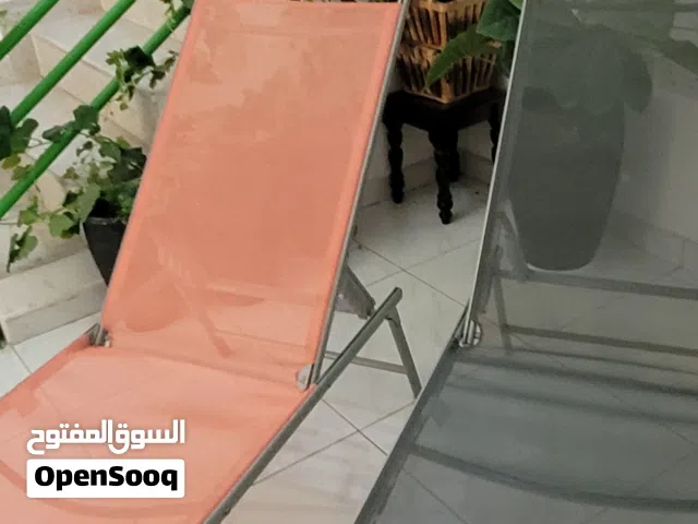 كراسي البحر للاسترخاء وخيمتان كبيرة ومتوسطة