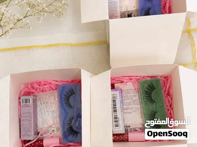 3 صندوق هدايا وتوزيعات يتكون من رموش صناعية وسنسأل فضة و2اصابع روج