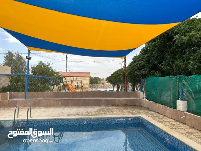 مزرعة وشاليه للآجار اليومي في الزرقاء/الاتستراد)/ مقابل القرية العالمية للحيوان