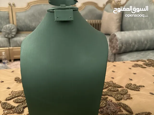 عارضات اكسسوارات وتواكم وتعليقات
