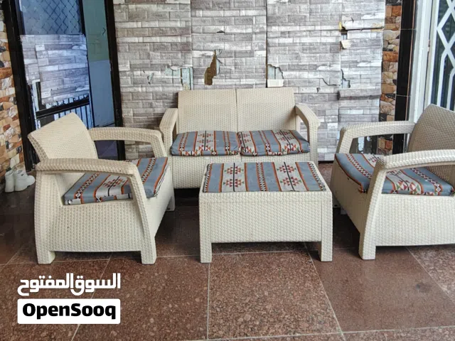 استراحه حديقه ومرجوحه عش وسرير طفل وميز طعام مع كرسي وثلاجه