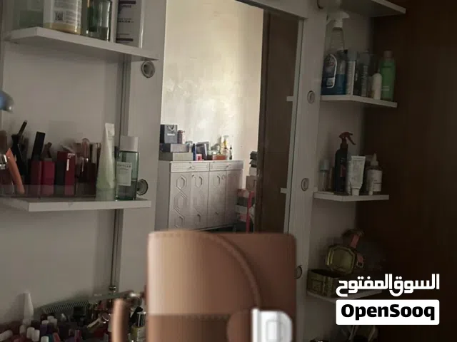 مرايا طويله مع رفوف لون ابيض