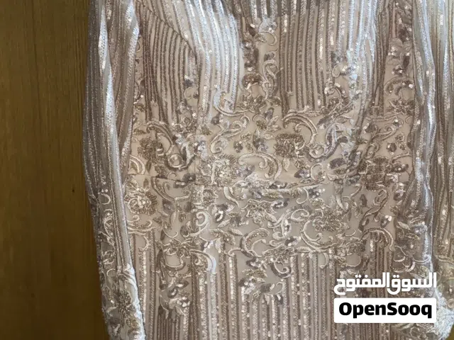 فستانين ملبوسين مرة واحدة فقط فخمين جداا بلمعتهم