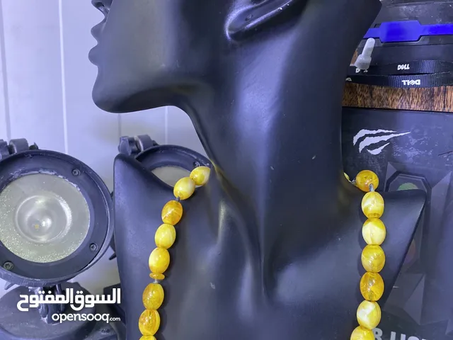 عارضة أكسسوارات قلائد وتراجي