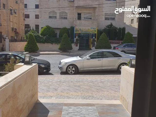 شقة مميزة ومخدومة جدا للبيع وفرصة استثمارية