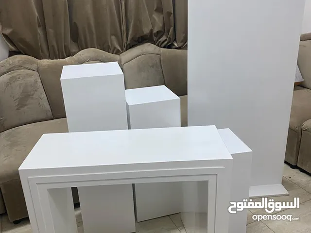 4 طاولات وستاند للبيع بحالة ممتازة