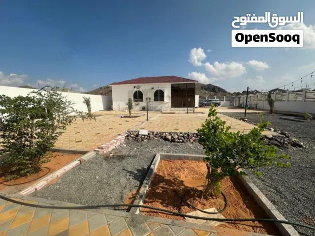 مزرعه للبيع بمصفوت تملك مواطنين  ودول مجلس التعاون فقط  مساحة الأرض 10الف قدم