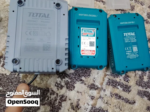 بطاريتين وشاحن توتال 2امبير جداد غير مستخدمات . للبيع الزرقاء الجديده البتراوي بقرب من فندق الجوابره
