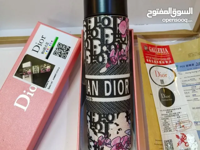 With box قارورة مياه حرارية بتصميم منقوش مستوحى من علامة بربري. القارورة مصنوعة من الستانلس ستيل