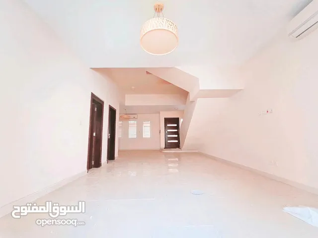 *مدينة قلالـــــــــــــــــــــــــــــــــــــــي*/*فيــــــلا راقية للايجار نصف مفروشة*