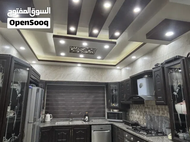 شقه على مستوى الشارع مدخل وكراج مستقل للبيع تتكون من 4 غرف و3 حمامات وصاله ومطبخ راكب وترس خارجي 82م