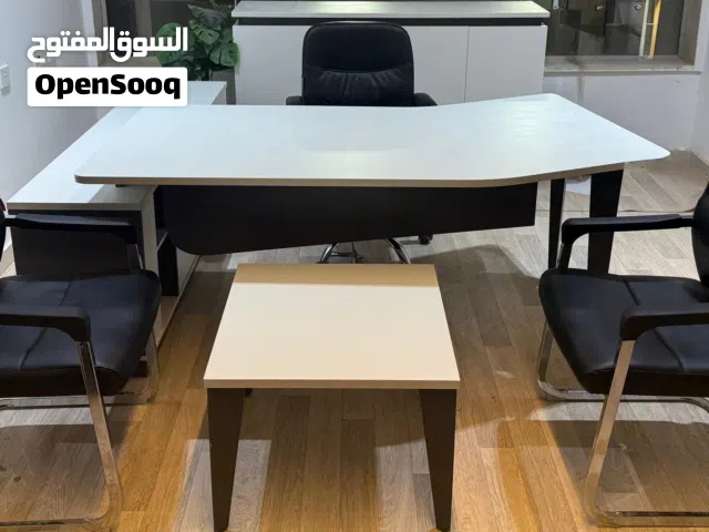 اثاث مكتبي ومقاعد وطاولات دراسيه للبيع