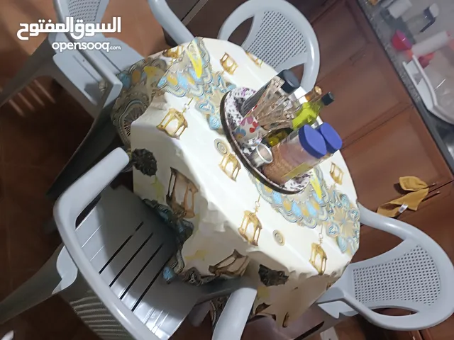 طاولة سامبا بحالة ممتازة مع كراسي للبيع