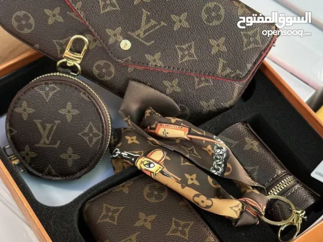 بكج ماركات عالمية بسعر ولا بالأحلام! الآن بإمكانك تمتلك بكج فاخر من CHANEL أو Louis Vuitton