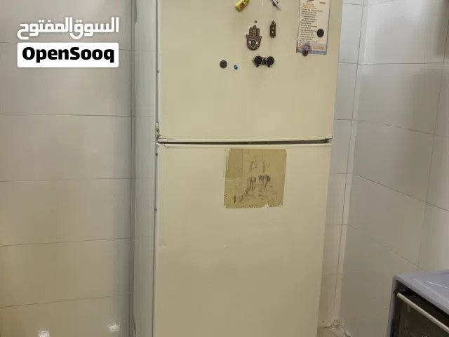ثلاجه كبيره ونضيفه للبيع