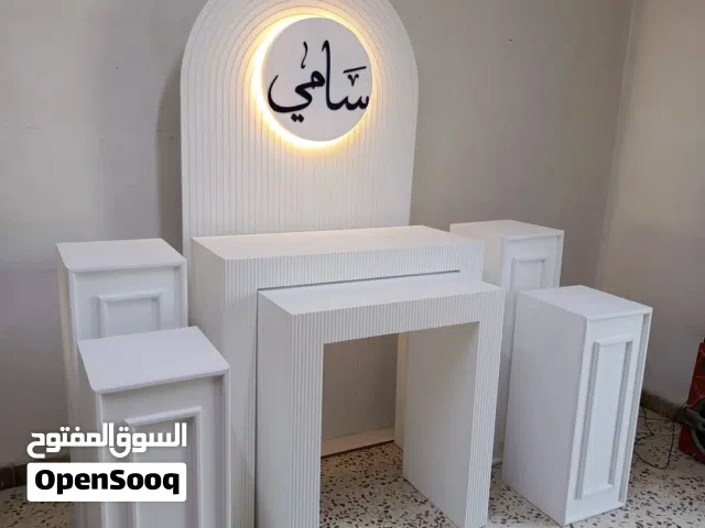 طقم طاولات استقبال بيضاء بتصميم عصري وأنيق، يُستخدم عادة في المناسبات والحفلات