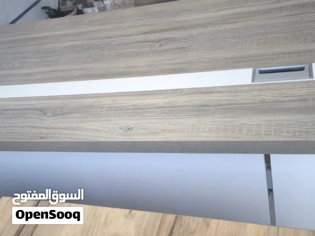 ميز مكتب عدد 2 مع كراسي عدد2 للبيع نظافه 95% مكاني بغداد/ الحسينيه مال الراشديه
