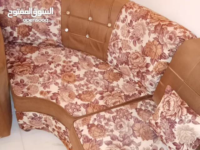 طقم كنب للبيع بحاله ممتازه لون كرميدي وعسلي عشر مقاعد