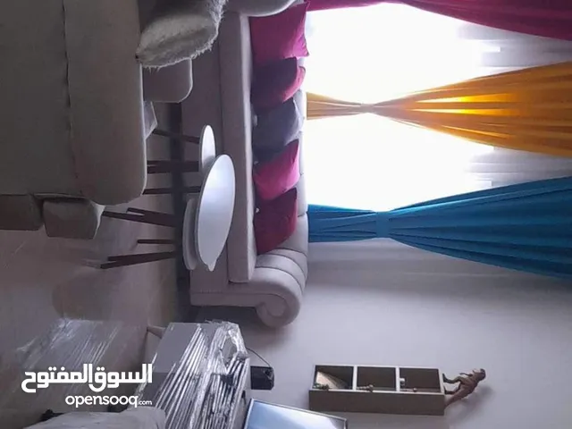 طقم كنب لون بيج فاتح مستعمل بحالة الجديد
