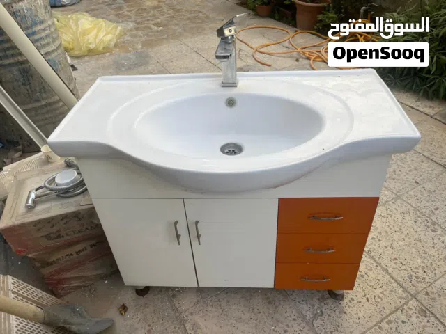مغسله حمام ومرايا وخلاط نظيفه