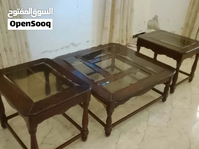 طاولة لغرفة المعيشة أو الضيوف بحالة الوكالة