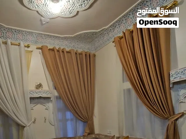 الستائر 6 طيقان استخدام بسيط جدا شبه جديد مع الحدايد طول الستاره مترين و70 عرض الستاره 4 متر