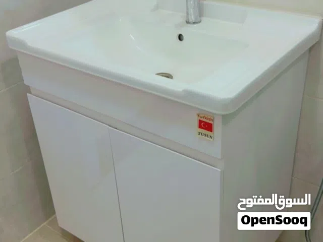 مغسله تركيه اصليه تعليك ما مستخدمه نظافه 100% ما بيها اي ضرر وكبيره وجوه المغسله يجي كومدي  خزنه