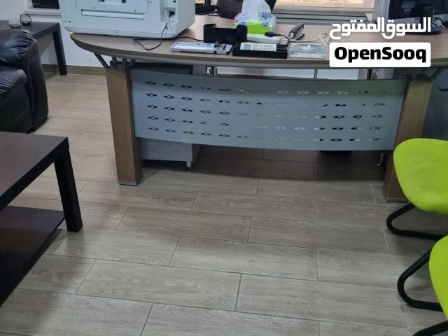 اثاث مكتبي بحالة ممتازة