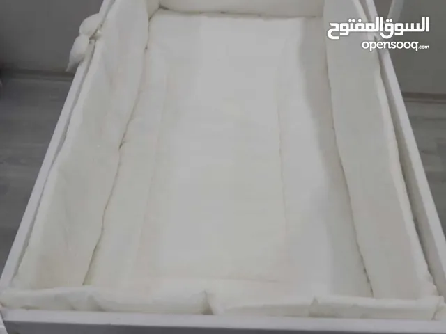 Baby crib with waterproof mattress with three adjustable positions and moving tyres as well as sheet