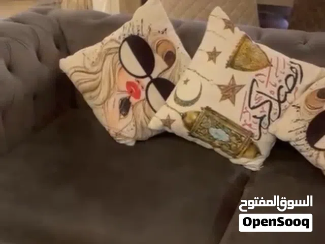 طقم كنب بحالة جيدة جدا للبيع اربع قطع قطعه تشيل ثلاث افراد وقطعه تشيل فردين وقطعتين فرد