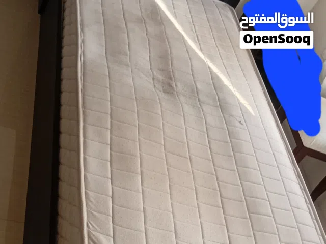 سرير شخص واحد نضيف للبيع