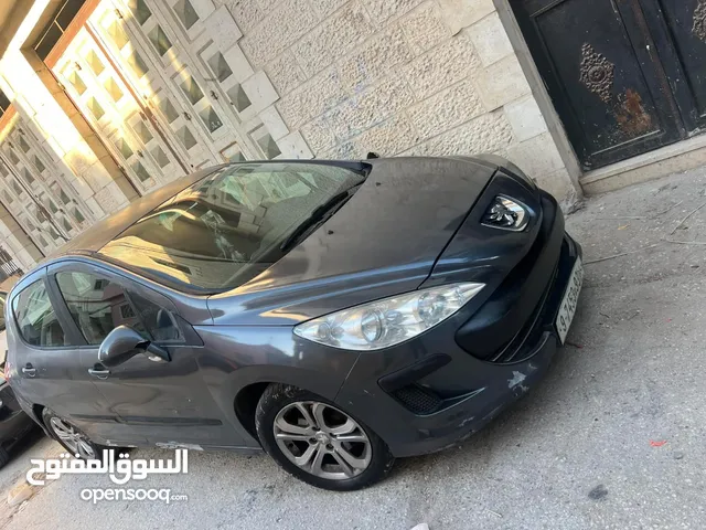 بيجو للبيع مكسور عليها سنتين