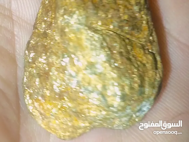 حجر ذهبي لميع لا اعرف المعدن بسعر 350 دولار