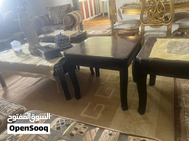 طاوله مع تربيزاتها