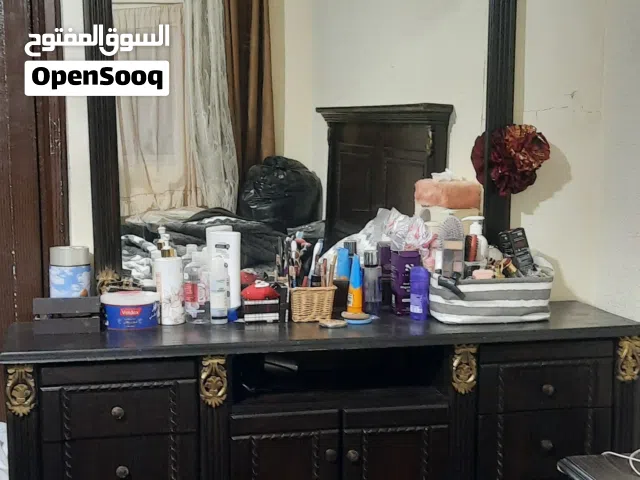 كومدينو حجم كبير تقريب المتر ونص لون بني محروق 8 ادراج وخزانة ورف ومراية عريضة