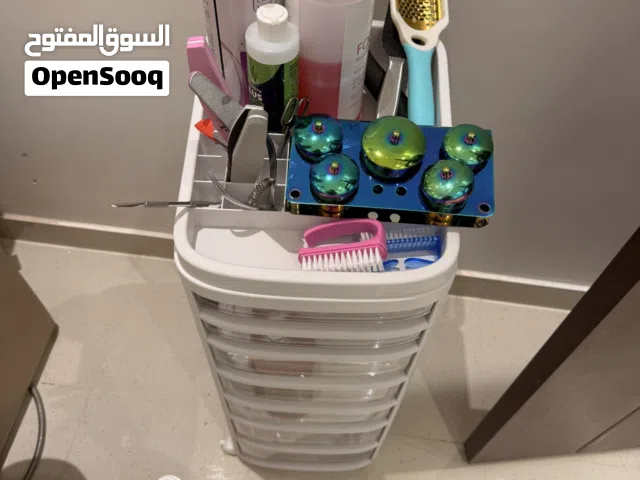 سبا كامل للبيع (مواد أظافر+جهاز بدكير)مستخدم لمدة اسبوع فقط بسعر مليون ونص