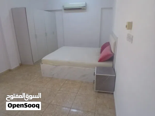 متوفر شقق في الغبره الجنوبيه أمام مجمع السلطان قابوس الرياضي واعلي ماركت مارتو قريب من جميع الخدمات