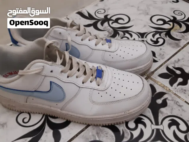 كوتشي بحالة ممتازة مقاس 44