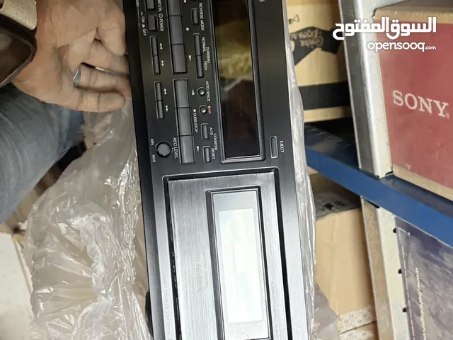 أجهزة ومعدات صوتية متنوعة (خلاطات، مسجل كاسيت، ميكروفونات).