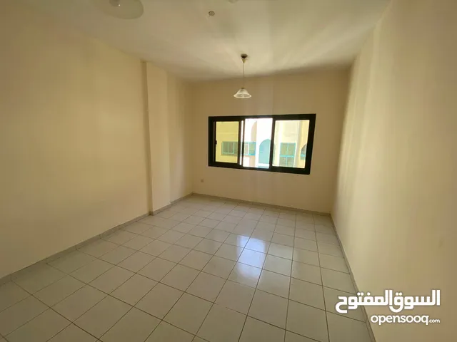 (اسماء ) غرفة وصالة واسعه ونظيفة وقريبة من دبي وحديقة نهدة الشارقة وبسعر مناسب